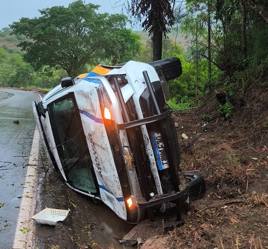 Viatura da Polícia Militar capota na BR-381