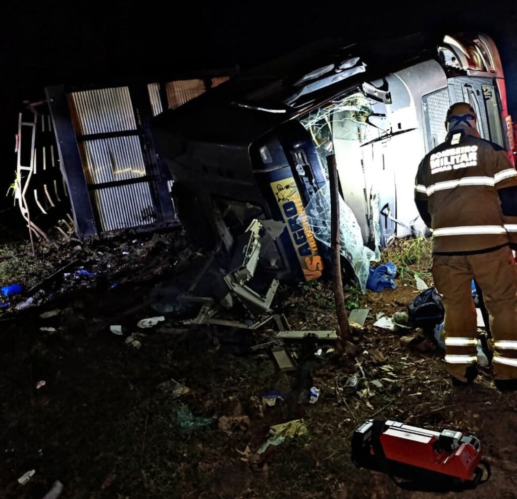 Carreta capota na BR-381 e ocupantes são resgatados pelos bombeiros