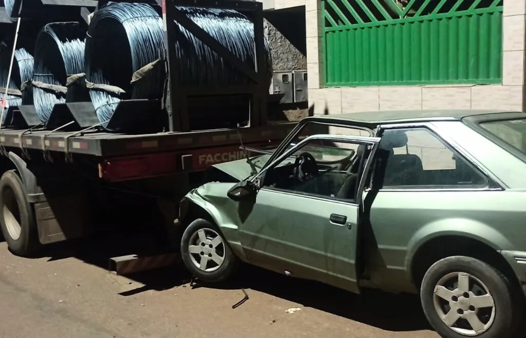 Carro colide contra a traseira de um caminhão
