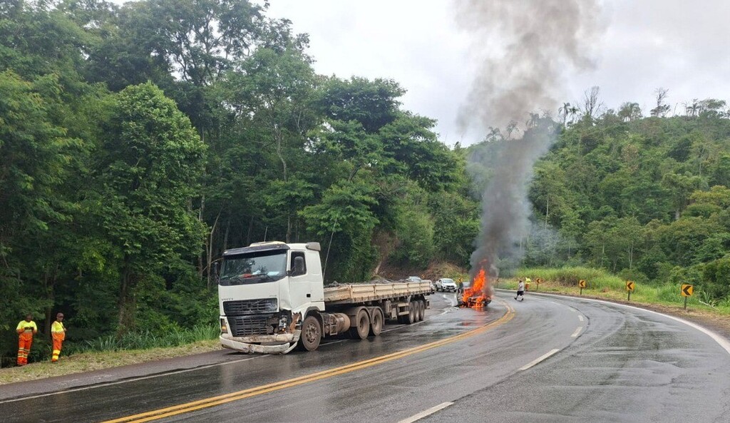 Carro pega fogo e duas pessoas morrem em acidente na BR-381