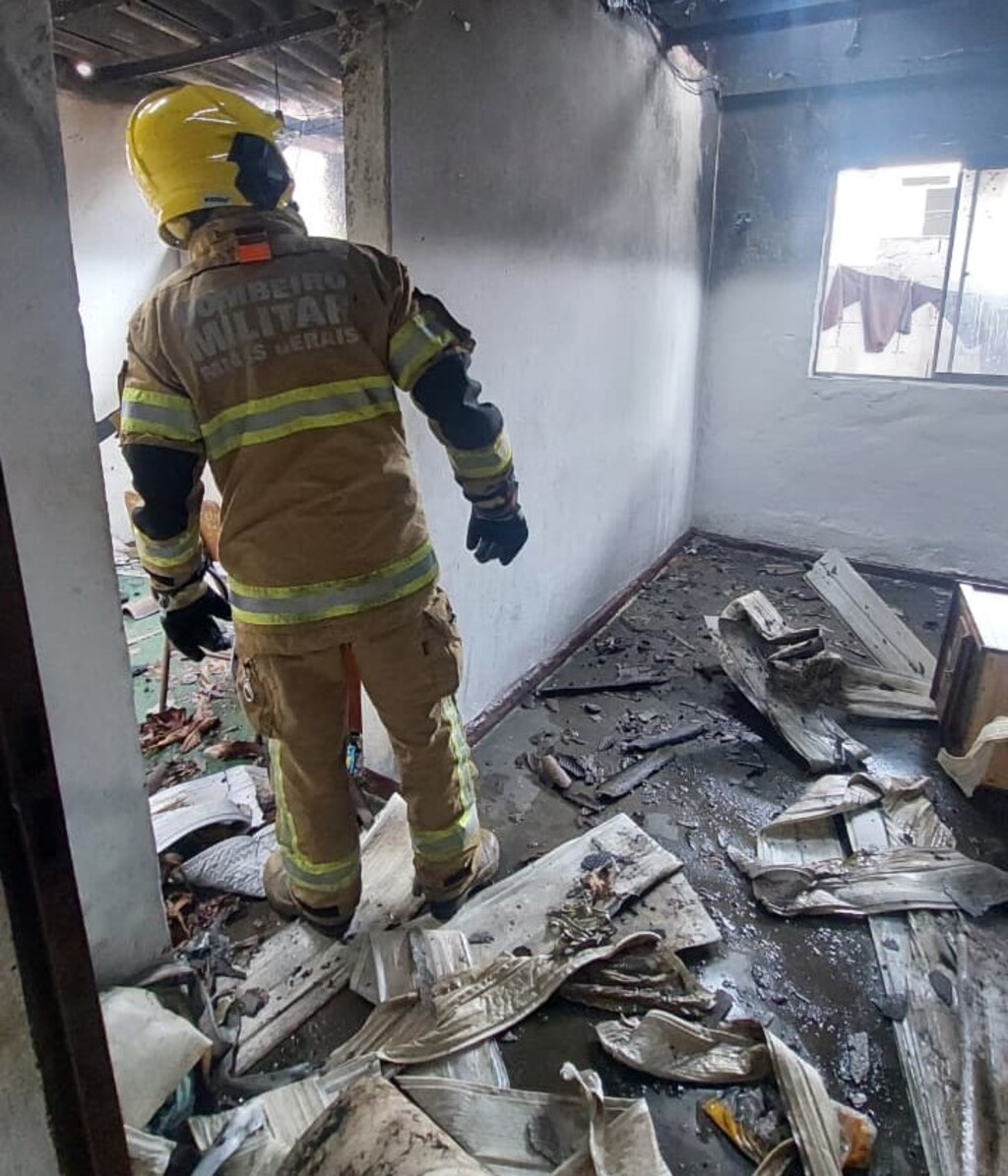 Incêndio destrói residência de idoso em Bela Vista de Minas