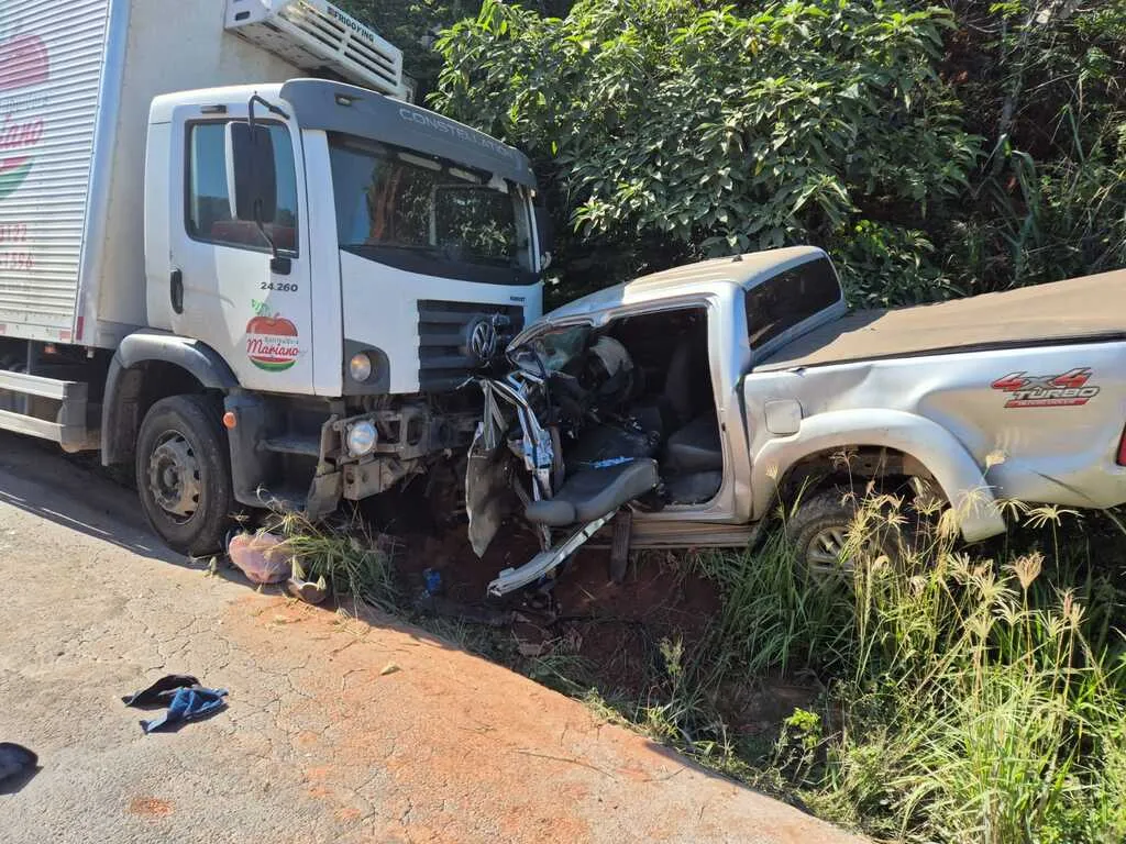 Acidente com 3 veículos deixa várias vítimas feridas na BR-262, em São Domingos do Prata