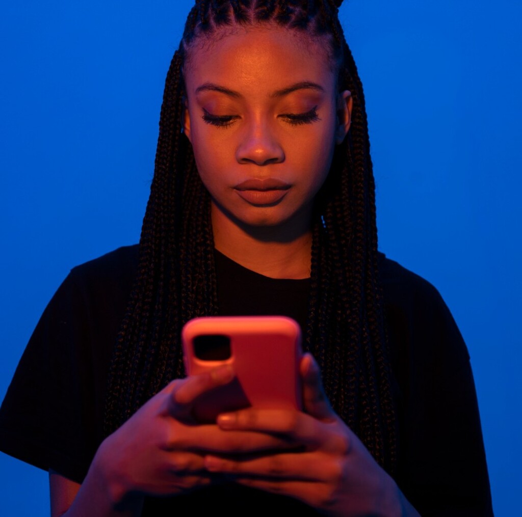 Mulher preta usando o celular