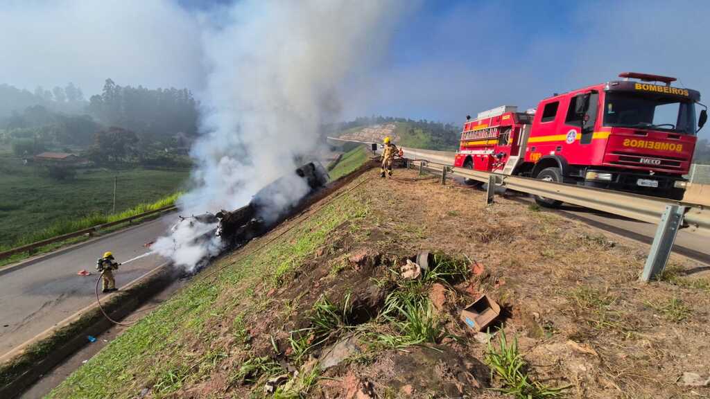 Carreta tomba, tem carga saqueada e é incendiada na BR-381
