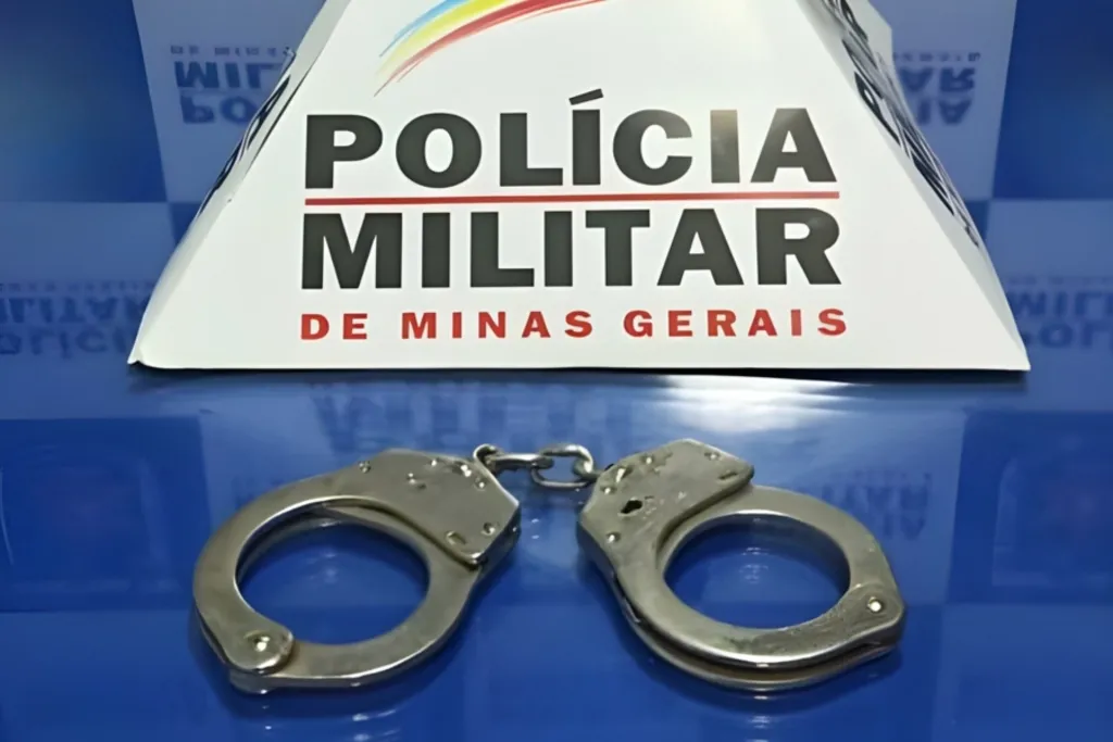 Algemas da Polícia Militar de Minas Gerais sobre a mesa.
