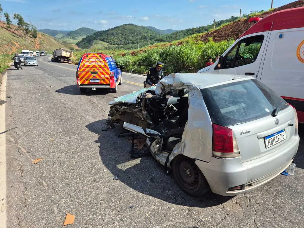 Acidente entre carro e carreta deixa quatro vítimas feridas na BR-262