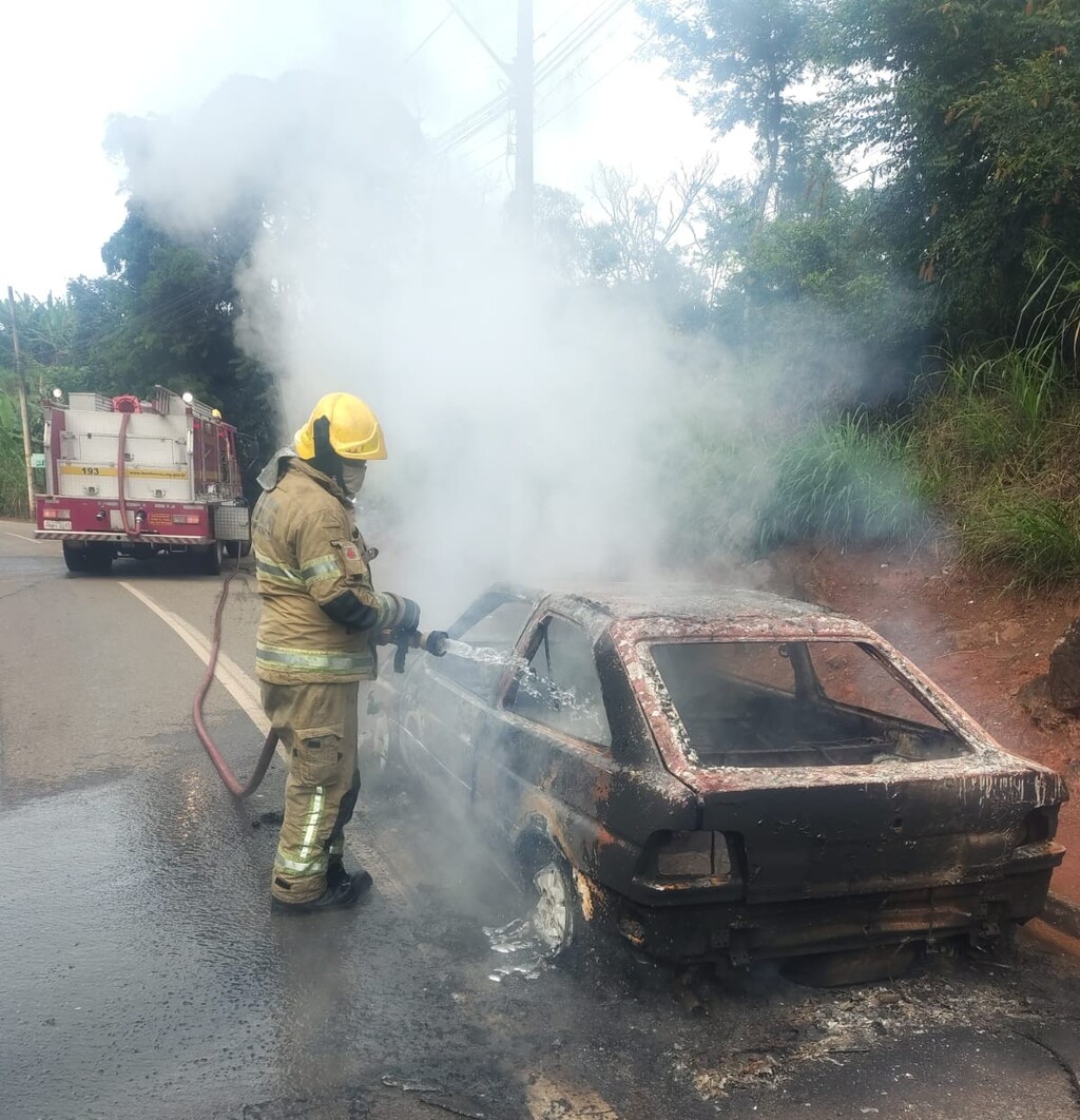 Carro sofre pane e pega fogo na MG-123, em Rio Piracicaba