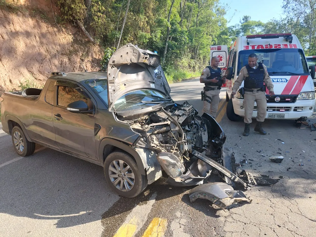 Veículo após colisão frontal na rodovia MGC-120 em João Monlevade